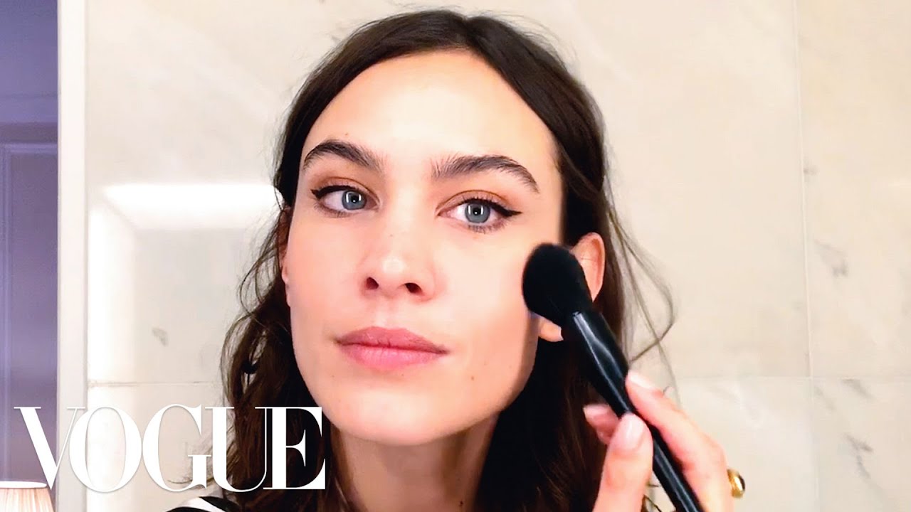 Alexa Chung’s Genius Trick for the Perfect Cat-Eye | Beauty Secrets | Vogue